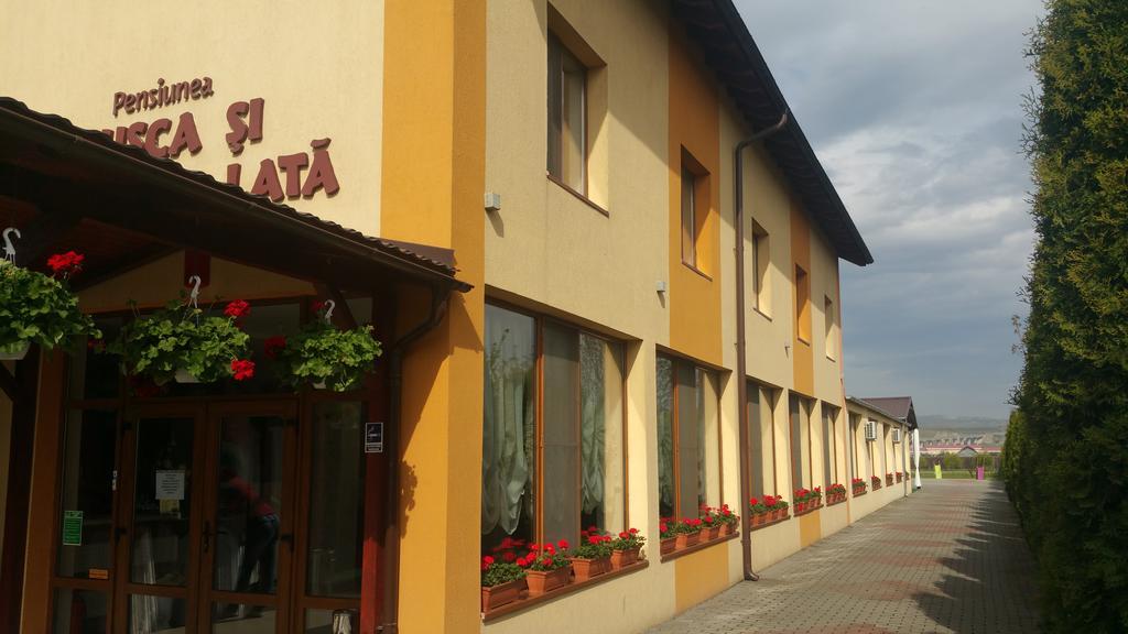 Pensiunea Pusca Si Cureaua Lata Turda Exterior photo